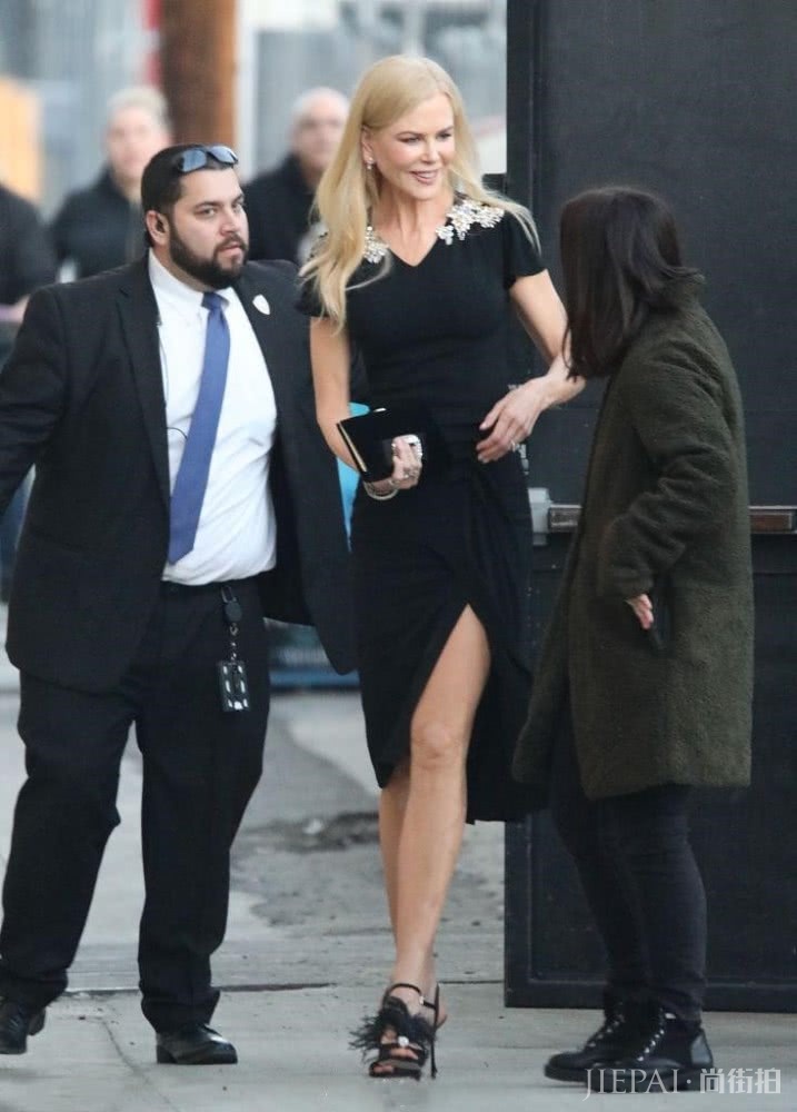 “海王妈”妮可基德曼美了一辈子,50多岁街头开撩,美了一辈子